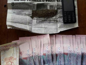 Мариупольский полицейский торговал марихуаной
