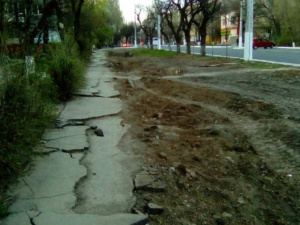 Мариуполь пожертвовал тротуаром ради ремонта трубопровода (ФОТО)