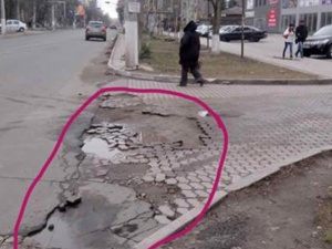 Мариупольцы в соцсетях показывают полиции «убитые» городские дороги (ФОТО)