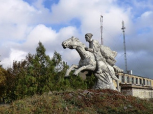 Маскировка под «козака» не спасла от сноса памятник Чапаеву в Волновахе