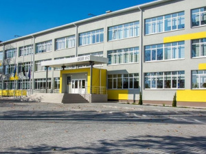 В Мариуполе в обновленную опорную школу проник вандал (ФОТО)