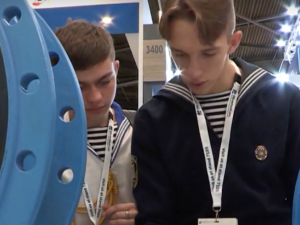 Юные моряки Мариуполя получили деловое предложение от европейской компании на международной выставке (ВИДЕО)