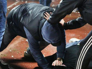 Перелом носа и ребра: под Мариуполем двое полицейских избили мужчину и его сына