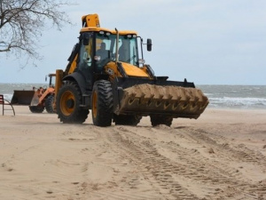 Мариупольские пляжи готовят к открытию сезона (ФОТО)