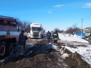 На дорогах под Мариуполем застревали грузовики и легковушки: понадобилась помощь спасателей (ФОТО)