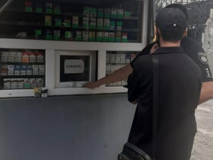 В Мариуполе торговали сигаретами без акциза в незаконно установленном киоске