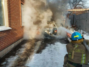 В Мариуполе горели машины: понадобилась помощь спасателей