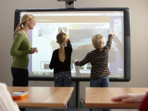 Крупнейшие школы Мариуполя предлагают оборудовать интерактивными досками