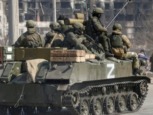 Росіяни перекинули через Маріуполь важку бронетехніку та ЗРК – подробиці