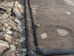 Мариупольский предприниматель не пустил к себе ремонтников: пришлось строить временный теплопровод