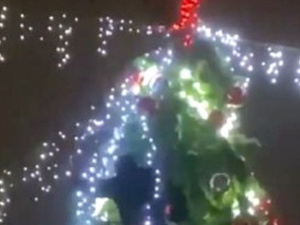 В Кривом Роге мужчину снимали спасатели с 10-метровой крутящейся новогодней елки