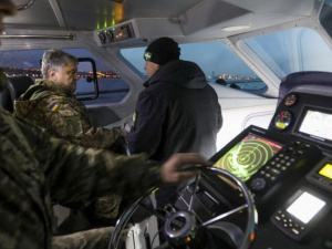 Петр Порошенко в Мариуполе испытал катер морской охраны (ФОТО)