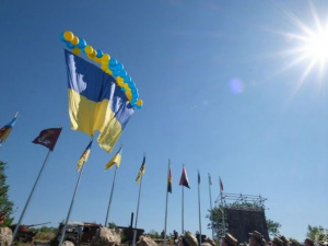Над неподконтрольной Донетчиной в воздух поднялся украинский флаг