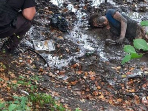 Женщина в шоковом состоянии лежала в заболоченном овраге в Мариуполе