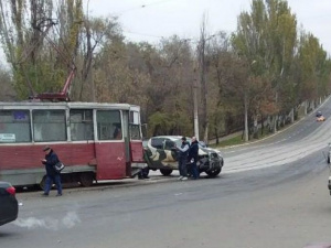 В Мариуполе столкнулись трамвай и внедорожник военных (ФОТОФАКТ)