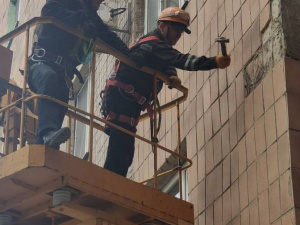 Мариупольская многоэтажка представляла опасность для прохожих: разрушался фронтон
