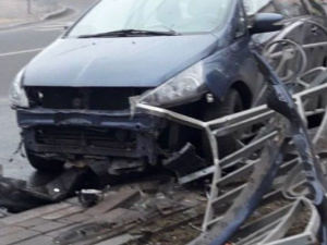 В центре Мариуполя водитель снес ограждение, а на одном из проспектов столкнулись четыре авто