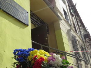 В Мариуполе прозвучали автоматные залпы в память о погибших (ФОТО)