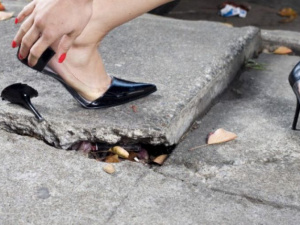 Мариупольцы отказались от модельной обуви из-за разбитых тротуаров на Левобережье