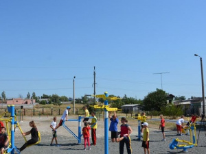 Спортивную площадку на окраине Мариуполя оборудовали антивандальными тренажерами (ФОТО)