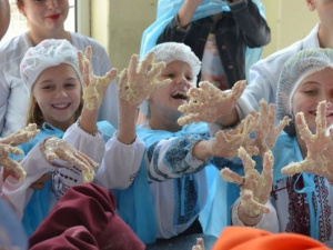В Мариуполе дети замесили «Каравай мира» (ФОТО)