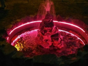Мариуполец из подручных средств соорудил светящийся фонтан (ФОТО+ВИДЕО)
