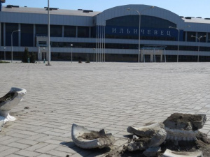На площади Воинов-освободителей Мариуполя уничтожено более половины декоративных вазонов (ФОТОФАКТ)