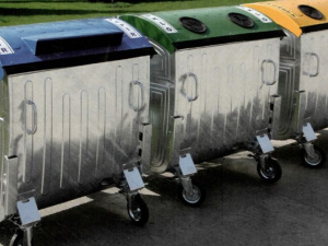 На борьбу с мусором в Мариуполе купят 10 мусоровозов и 1100 евроконтейнеров за 42 млн грн.