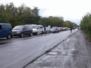 На двух КПВВ в Донбассе сложилась критическая ситуация из-за наплыва людей (ФОТО)