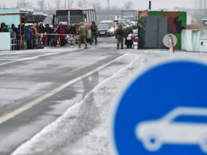 На КПВВ Донбасса утром скопилось 800 машин
