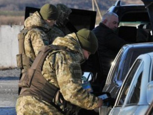 На КПВВ Донбасса задержали косметику, колбасу и четверых взяточников