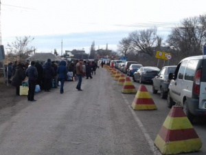 На КПВВ в Донбассе фиксируют мощный наплыв людей