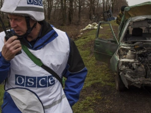 На Луганщине агрессивные люди угрожали наблюдателям ОБСЕ автоматом 