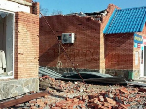На поселок под Мариуполем упало более 100 мин