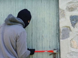 В Мариуполе два товарища обокрали пенсионерку