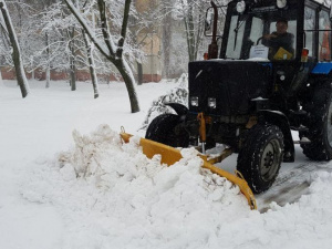 В Мариуполе в борьбе со снегом задействовано максимальное количество людей (ФОТО)