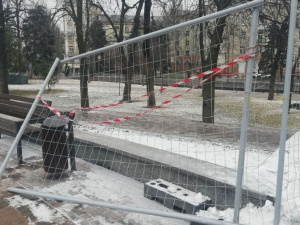 Кто согнул ограждение возле катка в центре Мариуполя?