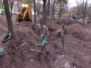 Количество захоронений в центре Мариуполя приближается к 300, среди них нашли могилу красноармейца (ФОТО+ВИДЕО)