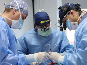 Команда з 15 медиків з Канади та США провела 30 надскладних реконструктивних операцій українським захисникам