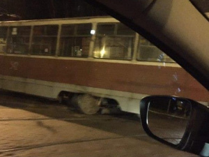В Мариуполе трамвай слетел с рельсового пути (ФОТО)
