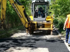 В Мариуполе восстановили почти 300 квадратных метров асфальта (ФОТО)