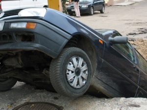 Западня. На дороге в Мариуполе транспорт может угодить в растущий провал (ФОТОФАКТ)