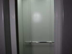 Первые современные лифты появляются в мариупольских многоэтажках (ФОТО)