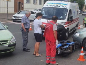 В Мариуполе 79-летний скутерист столкнулся с автомобилем