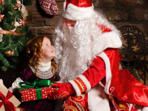 Дед Мороз и Снегурочка из телевизора проведают в Мариуполе зрителей (ВИДЕО)