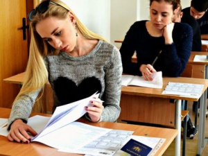 Более 270 украинских абитуриентов сдали ВНО на 200 баллов. Лучшие результаты на экзаменах показали девочки