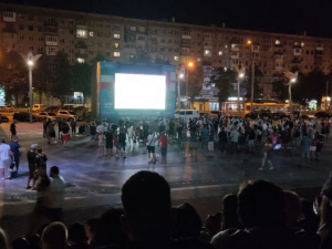 Сотни мариупольцев смотрели финал Евро-2020 в центре города (ВИДЕО)