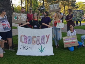 В центре Мариуполя провели «Конопляный Марш Свободы» (ФОТО)