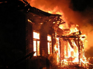 Ночной пожар в Мариуполе: Спасатели боролись с огнем 5 часов. Пострадал мужчина