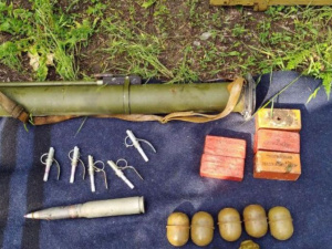 В лесополосе под Мариуполем прятали оружие и боеприпасы